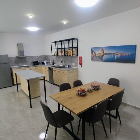 Deggies Apartments - Spacious, Modern Apartment! Naxxar Bagian luar foto
